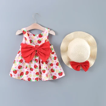 Комплект дрехи от 2 теми за малки момичета с приятен ягодов графичен принтом на финия ремешке, рокля с лък и шапка